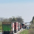 Drama na Ibarskoj magistrali: Naoružani muškarac preti da će se ubiti: Na licu mesta policija, Hitna i pregovarački tim…
