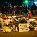Zborovi Novog Sada traže hapšenje čoveka koji je mokrio po mestu počasti žrtvama nadstrešnice, građani se skupili da…