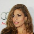 Kuhinja iz snova: Eva Mendes ima kuhinjske ormariće "boje žvake" i to izgleda spektakularno!