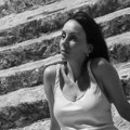 Sloboda Mićalović bosa leži na stepenicama: Pokazala gole noge, Monika Beluči prva reagovala (Foto)