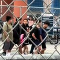 Stariji brat sa drugarima otpratio sestru u vrtić, a o njegovom ponašanju bruje milioni "Pomerite se, princeza je stigla"!