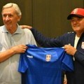 Bratska ruka i podrška: Košarkaška reprezentacija Srbije dočekala fudbalsku reprezentaciju u Rigi