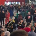 Trubači sačekali Delije ispred Arene posle pobede, pa zapevali "Umro je Partizan"