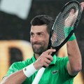 Novak kao Lebron: Pogledajte urnebesnu reakciju Đokovića posle pogođenog udarca
