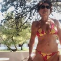 Mirjana Karanović u kupaćem dokazuje da joj godine ne mogu ništa: Danas slavi rođendan i zbog njenog zategnutog tela niko ne…