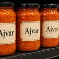 Povlači se ajvar zbog stakla: Upozorenje potrošačima, evo da li ga ima u Srbiji