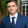 Prvi put u ljubavnom trouglu! Glumac Zlatan Vidović zbog uloge javnog tužioca i zavodnika u novoj seriji „Advokatice” promenio…