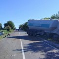 Težak udes u Vinči kod Topole, automobil u kanalu prevrnut na krov