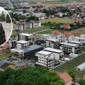 Gde živi Desingerica? Kvadrat na periferiji ga koštao 1.500 evra, a ispred zgrade parkirao "ferari" (Foto)