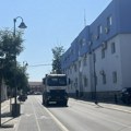 Teški kamoni prolaze tek obnovljenim ulicama i prosipaju materijal