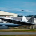 F-22 Raptor ostao bez glavnog točka posle poletanja: Pilot sleteo na trup i spasao avion od 156 miliona dolara