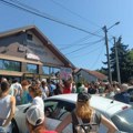 Minut ćutanja i cveće za ubijene pse: Protest građana ispred pečenjare u Mladenovcu