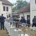 Vera i veština u srcu Ovčarsko-kablarske Svete gore: U manastiru Blagoveštenje održana drvorezbarska kolonija „Krst patrijarha…