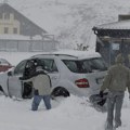 Zbog snega u Engleskoj 2.500 potrošača bez struje, autoputevi blokirani