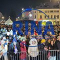 Debeli minus nije im mogao ništa: Veliki broj Čačana srpsku novu godinu dočekao na trgu uz Gorana Bregovića (FOTO)