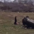 Automobil prevrnut Na krov, hitna pomoć Na terenu Teška saobraćajna nesreća u Beogradu (video)