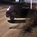 (Uznemirujući snimak) Automobil se zaleteo i udario u rampu na pruzi