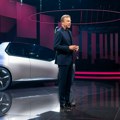 Direktor BMW-a smatra da se kupcima ne može na silu nametati električna tranzicija