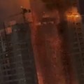 Gori zgrada od 28 spratova Na ulicu padali užareni delovi (video)