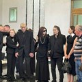 U kapeli odzvanjaju njene pesme: Tužna scena na sahrani Slađane Milošević, pustili "Princezu" (video)
