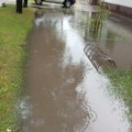 Обилне падавине потопиле раскрснице и тротоаре у Врбасу, падао и ситан град