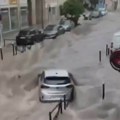 Poplava u Francuskoj: Voda nosi automobile niz ulicu (video)