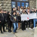 Stotinak studenata na blokadi Tehničkog fakulteta u Boru. Podršku dalo rukovodstvo TF, administracija radi neometano