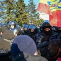 (Foto) haos u Rumuniji nakon ostavke predsednika: Demonstranti se na trgu žestoko sukobili sa policijom, desničar Đorđesku…