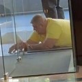 Haos u Zagrebu! Saša Mirković učestvovao u tuči u Zagrebu! Napadnut, leži krvav ispred hotela (uznemirujuće)