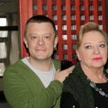 Gabi Novak jedva stoji na nogama Prvi put u javnosti nakon smrti sina Matije, ušla u salu za komemoraciju i rasplakala sve