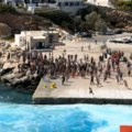 Kakvi prizori iz Grčke: Turisti brodovima odlaze s ostrva, način na koji su ih meštani ispratili pamtiće večno