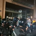 Sukob demonstranata i policije kod Filozofskog fakulteta, ima lakše povređenih