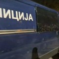 Kordon žandarmerije ispred građana koji kod Veternika protestuju zbog šetnje SNS, zid od marica
