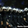 Zašto policajci u Srbiji nose maske kad biju građane?