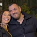 Цеца са важним мушкарцем стигла на Брајино славље! Насмејани и са поклонима, пали загрљаји испред ресторана