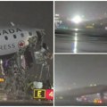 Strašne scene na aerodromu u Njujorku: Avion se prilikom sletanja sudario sa vozilom na pisti, pogledajte snimak (video)