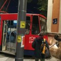 TRAMVAJ IZLETEO SA ŠINA U CENTRU BEOGRADA: Povređena i deca