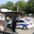 (Foto, video) "Blic" na mestu ubistva u Kumodražu: Napadač prišao Veskoviću s leđa i pucao u njega, na staklu kafića rupe od…