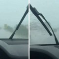 "Provala oblaka" u ovom delu Srbije: Potop na kolovozu usporio saobraćaj, vidljivost smanjena (video)