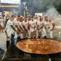 PAO NOVI REKORD U LESKOVCU: Napravili džinovsku pljeskavicu od 90,5 kilograma