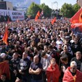 U Prištini izricanje presuda dočekano zvižducima, manje okupljenih nego u subotu