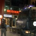 (Video) Demonstranti poslanika bacili preko ograde Totalni haos u Prištini: Skupština tzv. Kosova demolirana, leti…