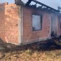 Zapaljena kuća povratnika u Vučitrnu