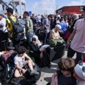 "Deca se igraju u parku dok bombe padaju": Dečak sa britanskim pasošem u očaju - Tela se odlažu u kamione sa sladoledom