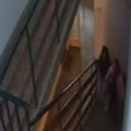 Snimak iz ulaza zgrade u Beogradu uznemirio stanare Devojčice se vraćaju iz škole, a onda počinju panično da beže (foto)