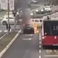 Буктиња насред раскрснице на Чукарици: Ватра гута возило насред улице, возила се преусмеравају у споредне улице (видео)