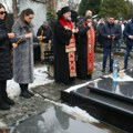 Anastasija neutešno gleda u očev grob Potresne scene na groblju, prišla joj i Ceca, a Veljkov pogled kida dušu