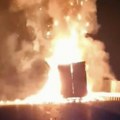 Isplivao dramatičan snimak: Pogledajte kako gori kamion, vatrogasci se bore sa požarom (video)