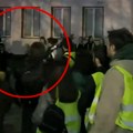 Ovo je student blokader, koji je nasrnuo na pripadnika Žandarmerije ispred RTS: Zaleteo se i udario ga s leđa (video)