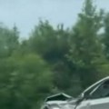 (Video) Lančani sudar na Obrenovačkom putu: Jedno vozilo sletelo s puta, delovi rasuti svuda, ima povređenih